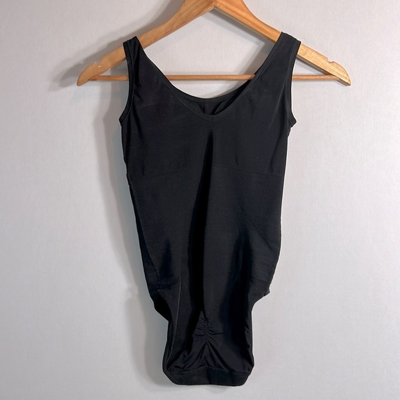 Yummie Black Built in Bra Tank Compression Body Suit size S/M-P/M NWOT - Picture 3 of 7